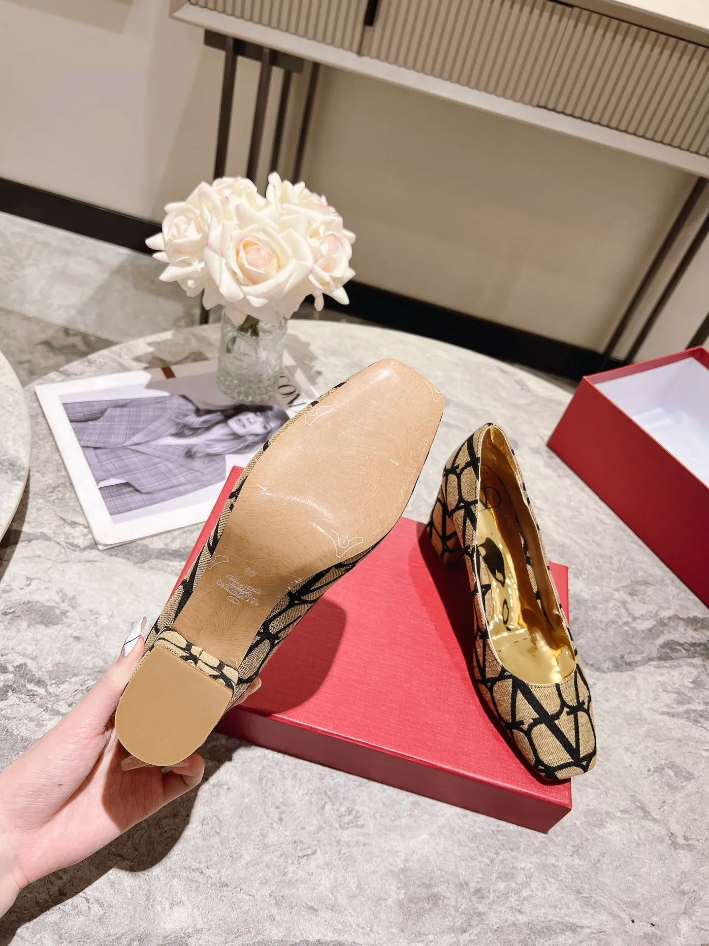👟👟Ex-factory price 440👟👟 Genuine leather sole +40 Top version 𝑉𝐴𝐿𝐸𝑁𝑇𝐼𝑁𝑂 Valentino new spring and summer women's 5⃣️ color spring shoes. The unique [V logo fabric print pattern] brings out a full sense of high-end, and the new season will live up to expectations! Worth buying★Absolutely high-grade❥Original method, Absolutely sensual❥Elegant style, creating a different feeling, simple and elegant style!  Code number: 35-41 (34-42 customized) Fabric: Fabric printed cloth Lining: Sheepskin lining Heel height: 6cm～8.5cm2⃣️ options Leather outsole Rubber outsole